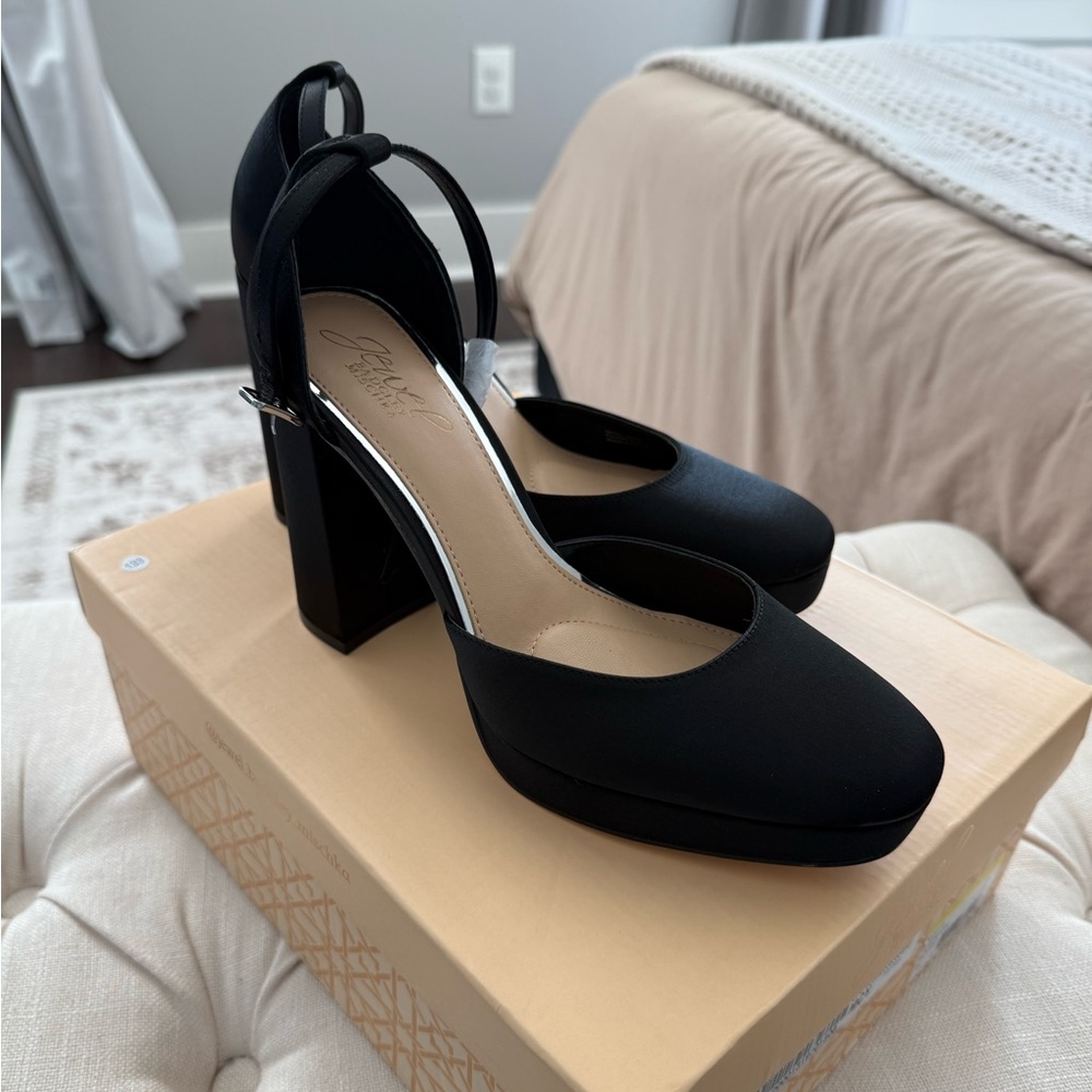 NEW Badgley Mischka Satin Black‎ Stephanie Ankle Strap Platform Pumps Size 7